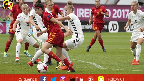 Lucía García intenta progresar ante las jugadoras alemanas