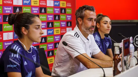 Jorge Vilda, Olga Carmona y Oihane Hernández, en rueda de prensa