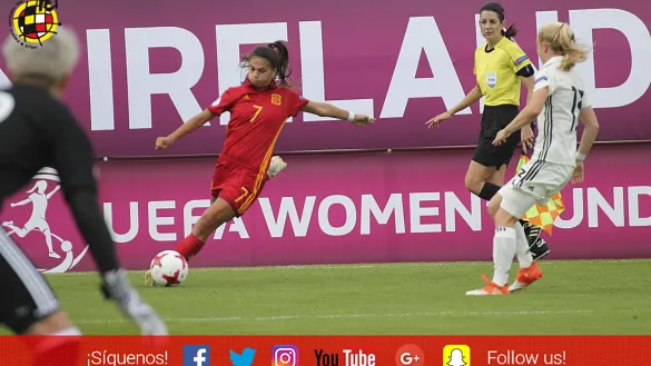 Laura Pérez intenta poner un centro en el encuentro frente a Alemania