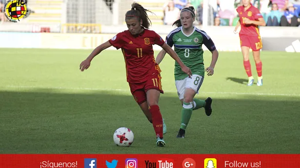 Carmen Menayo se escapa de una rival durante el encuentro en Belfast