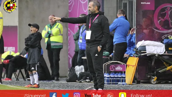 El Seleccionador Sub-19 femenino, Pedro López, durante el España - Escocia jugado en Lurgan