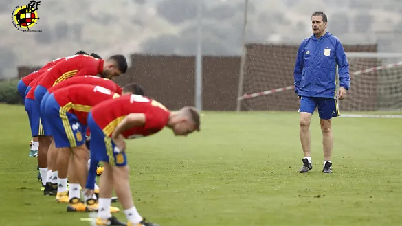 La Selección española Sub-21 se entrena bajo la lluvia en Las Rozas