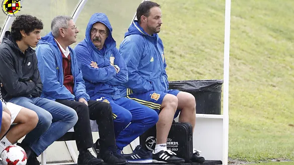 Jesús Vallejo observa el entrenamiento de la Selección Sub-21