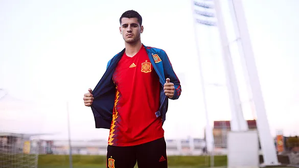 Álvaro Morata posa con la camiseta de la Selección