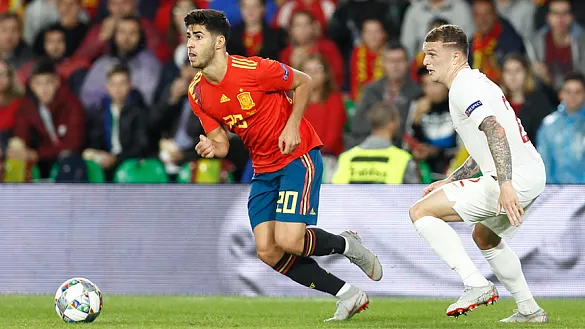 Marco Asensio controla un balón ante Trippier