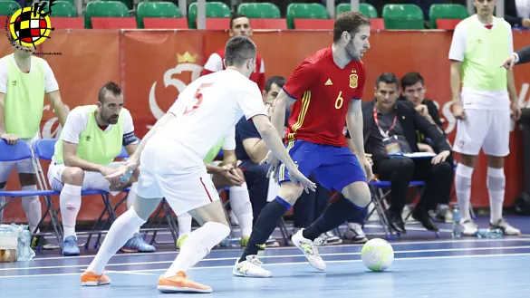 Solano protege la pelota durante el partido contra Serbia