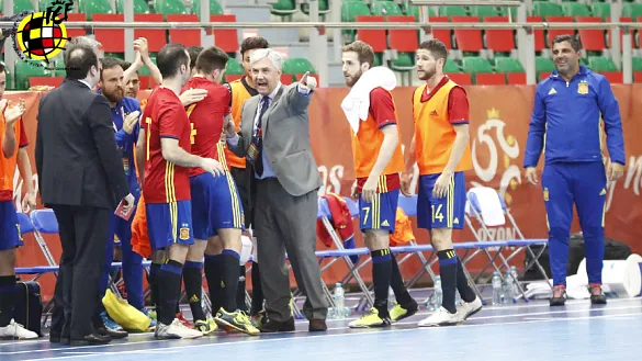 José Venancio López da instrucciones a sus jugadores durante el Serbia-España