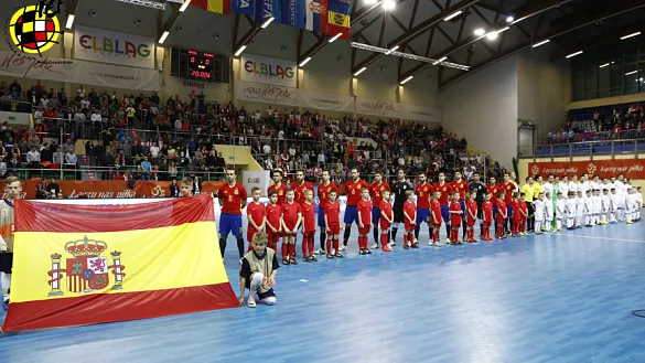 Las selecciones de Polonia y España antes de su encuentro disputado en Elblag