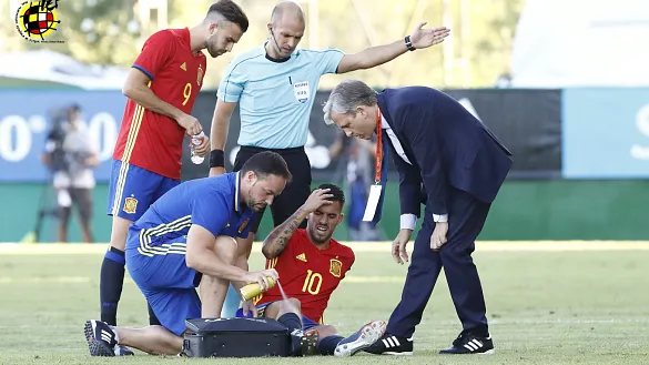 Dani Ceballos es atendido durante el encuentro entre las selecciones Sub-21 de España e Italia