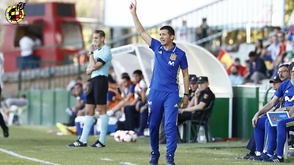 El Seleccionador Sub-21, Albert Celades, durante el encuentro entre España e Italia en Toledo 