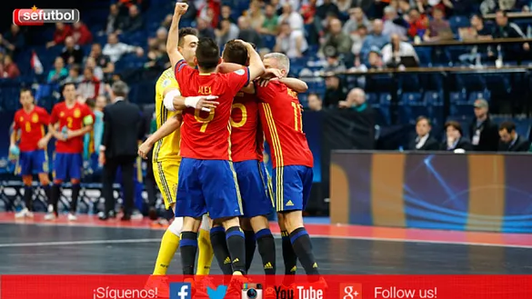 La Selección Española de Fútbol Sala celebra uno de sus triunfos en el Europeo de Belgrado    