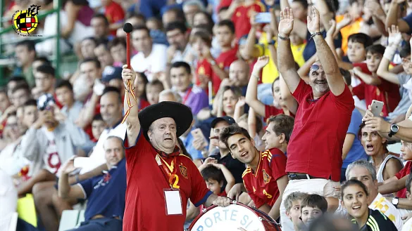 Manolo el del Bombo anima las gradas del Salto del Caballo