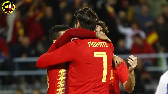 Abrazo de Morata en la selección española 