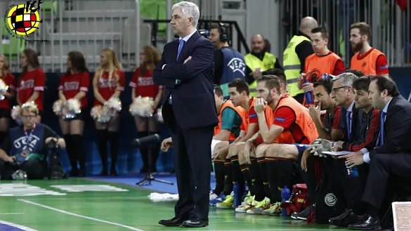 El seleccionador nacional de fútbol sala durante el partido frente a Francia en Liubliana