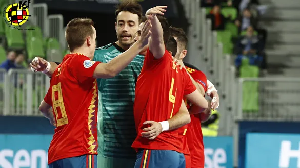 La selección española de fútbol sala festeja un gol durante la presente Eurocopa