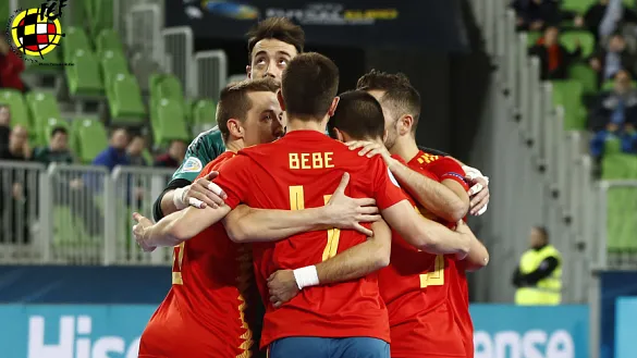 La selección española de fútbol sala celebra un gol durante su encuentro frente a Francia en Liubliana
