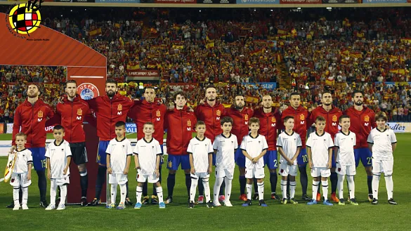 La Selección española escucha el himno nacional