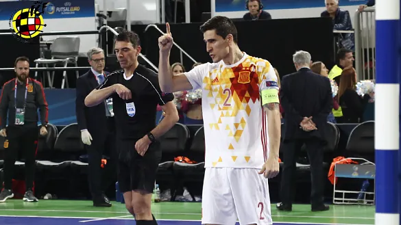 Carlos Ortiz festeja su gol en la tanda de penaltis ante Kazajistán en Liubliana