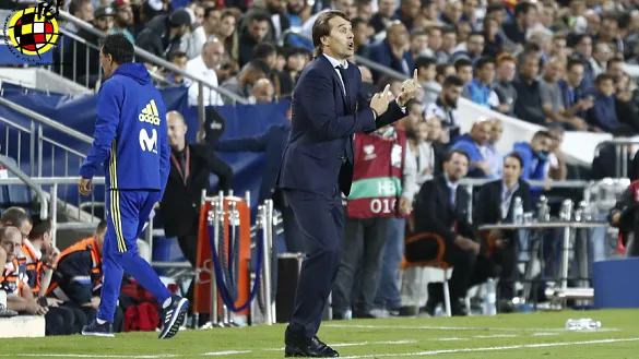 Julen Lopetegui da instrucciones al equipo desde la banda del Teddy Stadium