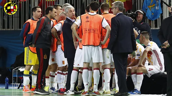 José Venancio López, seleccionador nacional de fútbol sala, da instrucciones a su equipo durante un partido del equipo en Eslovenia