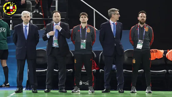 El seleccionador nacional de fútbol sala y su cuerpo técnico antes partido frente a Kazajistán en Liubliana