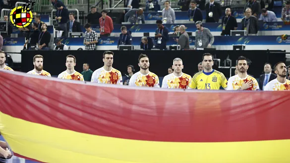 La selección española durante la ceremonia de los himnos en Liubliana