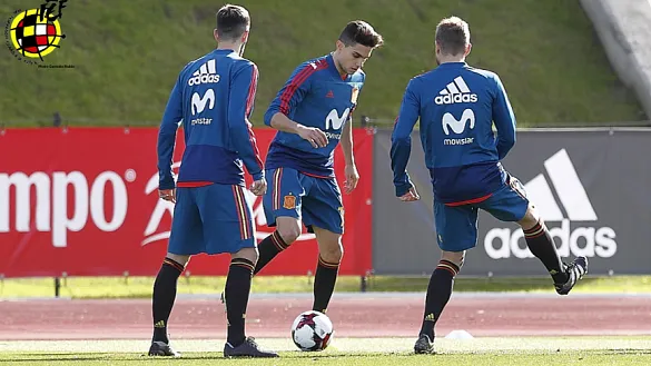 Los jugadores durante una acción del entrenamiento