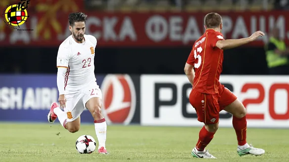 Isco conduce un balón