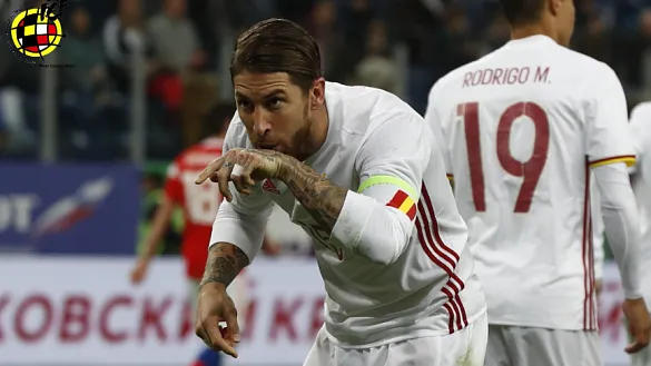 Ramos celebra un gol con España