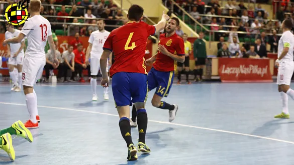 Rafael García "Bebe" celebra el primer tanto contra Polonia