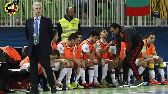 El seleccionador nacional de fútbol sala durante el partido frente a Ucrania en Liubliana