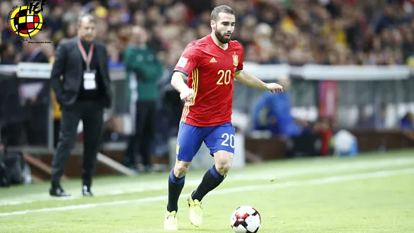 Carvajal conduce un balón