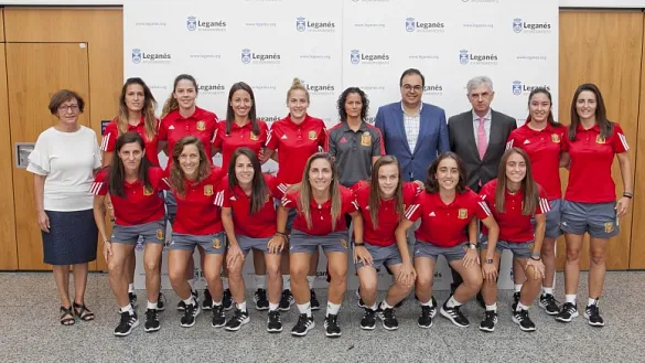 La Selección española femenina de fútbol sala posa junto al alcalde de Leganés y la concejala de Deportes