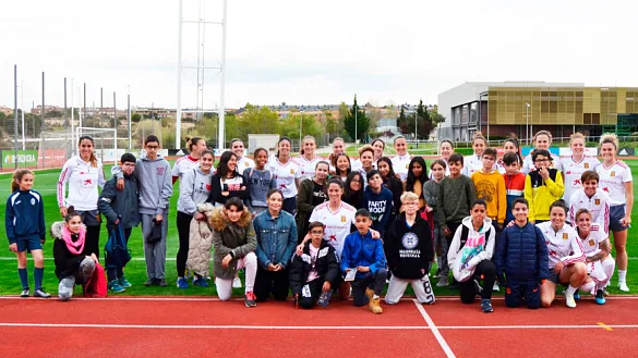 Los alumnos del CEIP Carlos Sainz de los Terreros acuden al entrenamiento de la Selección femenina