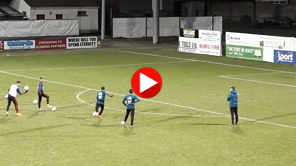 Golazo de Aarón Martín durante el entrenamiento de la selección Sub-21