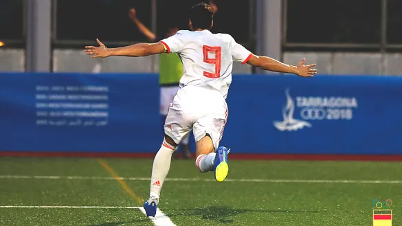 Abel Ruiz celebra el 2-1 ante Marruecos después de marcar el penalti