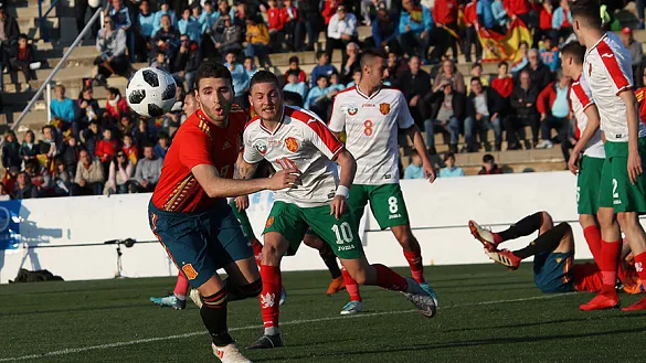 Abel Ruiz intenta hacerse con el control del balón