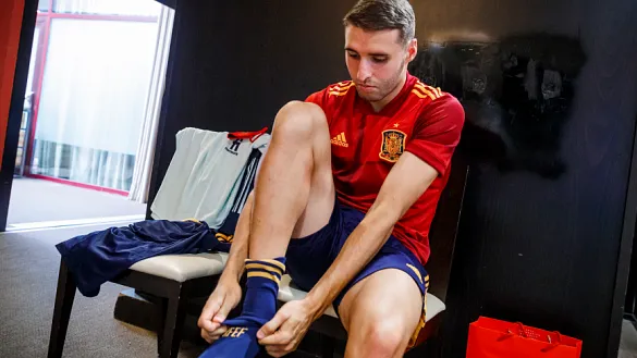 Abel Ruiz poniéndose las medias de la equipación de la Selección