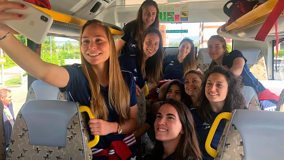 Las jugadoras de la Selección española femenina a bordo de su autobús sostenible