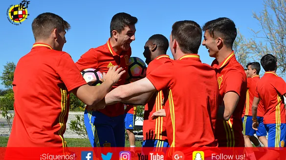 Ejercicios de activación y buen ambiente en las horas previas al debut español