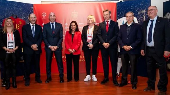 Luis Rubiales preside en el estadio de Riazor el acto institucional por el España - Islandia
