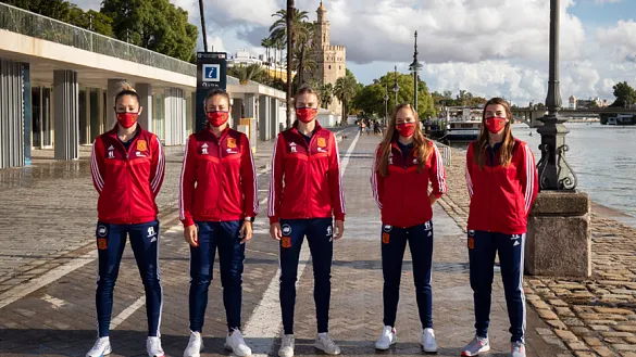 Las jugadoras Lola Gallardo, Alexia Putellas, Irene Paredes, Irene Guerrero y Patricia Guijarro posan con la Torre del Oro al fondo