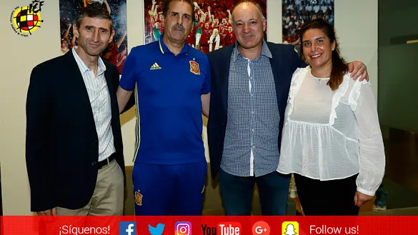 Juan Carlos Gómez Perlado junto a los responsables del proyecto Masia 360