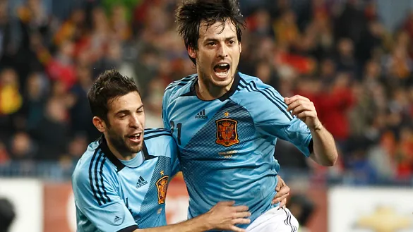 David Silva celebra un gol con Jordi Alba