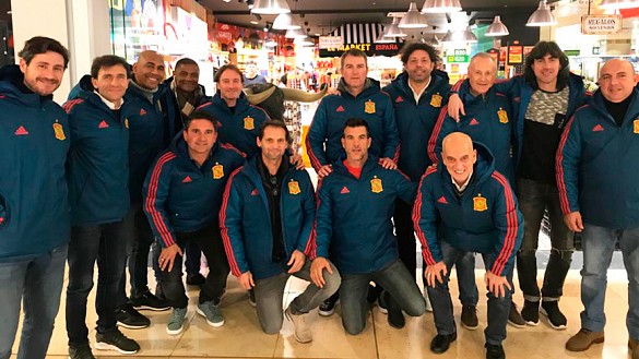 La Selección española de Leyendas posa en el aeropuerto Adolfo Suárez Madrid-Barajas