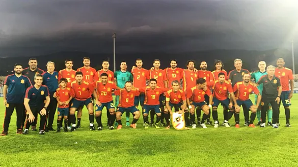 La Selección Española de Leyendas posa tras su encuentro frente a Grecia en Patras