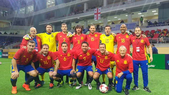 La selección de AEDFI posa en el campo