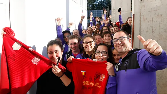 Aficionados de Don Benito durante la sesión de firmas de Leila Ouhabi y Olga García