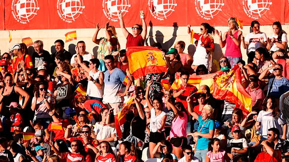 La afición española sigue un encuentro de la Selección femenina