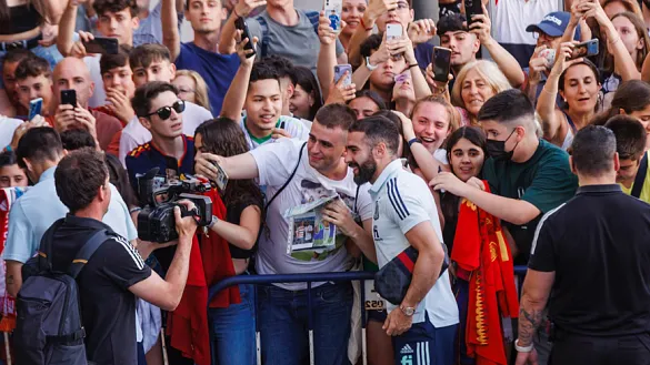 Dani Carvajal se fotografía con aficionados en Málaga